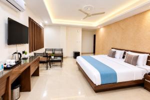 Hotel F-Tune Premium Near Railway Station And Mahakal Temple # Fully AC Room- Best Prime Location