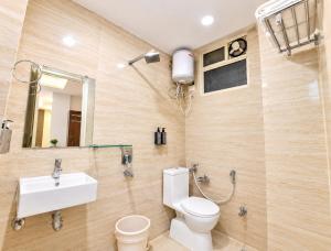 Hotel F-Tune Premium Near Railway Station And Mahakal Temple # Fully AC Room- Best Prime Location