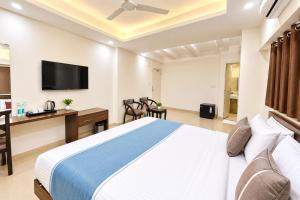 Hotel F-Tune Premium Near Railway Station And Mahakal Temple # Fully AC Room- Best Prime Location