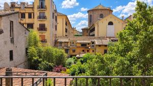 Elegantis DAlibert Suite Apartment with Private Balcony - Comfort in the Heart of Trastevere