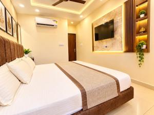 Hotel F-Tune Premium Near Railway Station And Mahakal Temple # Fully AC Room- Best Prime Location