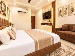 Hotel F-Tune Premium Near Railway Station And Mahakal Temple # Fully AC Room- Best Prime Location