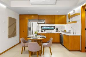 2BR condo in La Cruz with pool, balcony, AC, WiFi & kitchen