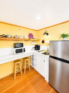Cottage 4 - Year Round Pet Friendly 50 Fee 1 Bed w Loft 1 Bath & Courtyard