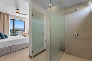 New Home 3BR condo near the ocean with pool, gym, AC, and full kitchen