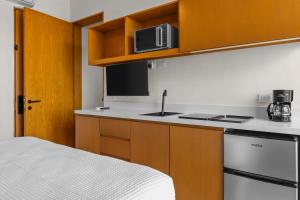 New Home 3BR condo near the ocean with pool, gym, AC, and full kitchen