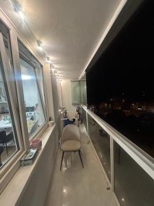 Modern Luxury Haven with Balcony View & Jacuzzi Near Airport