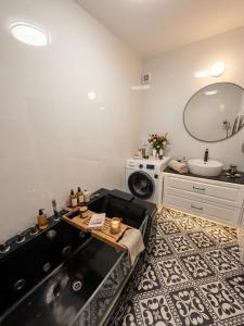 Modern Luxury Haven with Balcony View & Jacuzzi Near Airport