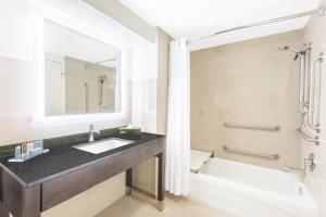 King Room - Non-Smoking room in Wingate by Wyndham Niagara Falls