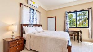 Cozy Dangriga Coastal Getaway with AC In-Unit Laundry & Full Kitchen