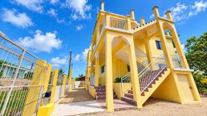Cozy Dangriga Coastal Getaway with AC In-Unit Laundry & Full Kitchen