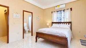 Cozy Dangriga Coastal Getaway with AC In-Unit Laundry & Full Kitchen