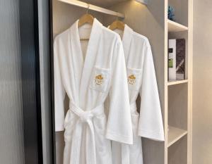 Bellevue Beachfront 1 bedrooms Apartment, pool view by TVC