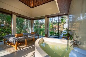 DE TUKAD Luxury Villa In Ubud With River View