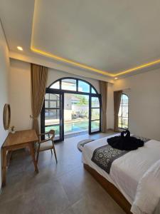 2 Bedroom, New, Excellent location, Private Pool!