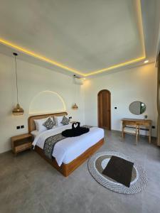 2 Bedroom, New, Excellent location, Private Pool!