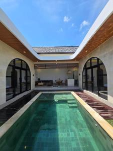 2 Bedroom, New, Excellent location, Private Pool!