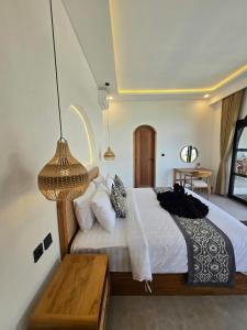 2 Bedroom, New, Excellent location, Private Pool!