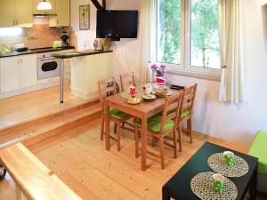 Lakeside holiday home with private garden