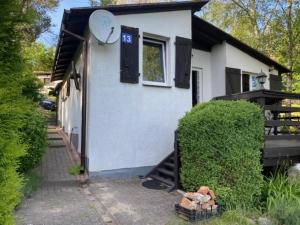 Lakeside holiday home with private garden