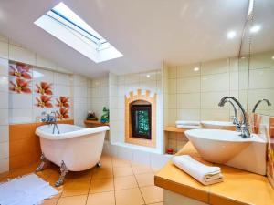 Spacious holiday home, pool, sauna, whirlpool