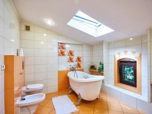 Spacious holiday home, pool, sauna, whirlpool