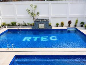 Resort-style home in Cubao with salt pool - Walk to Araneta