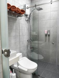 Resort-style home in Cubao with salt pool - Walk to Araneta