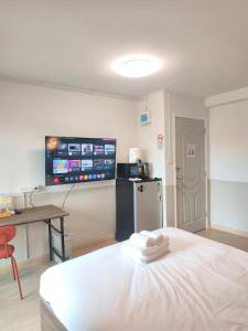Studio 1 Bed fast wifi-MRT Sutthisarn 307