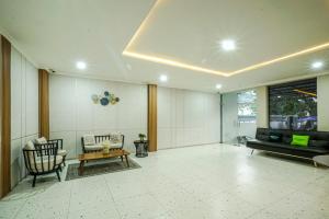 Urbanview Daily Guest House Pasteur Bandung