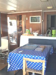 Bateaux-hotels Bateau houseboat camille : photos des chambres