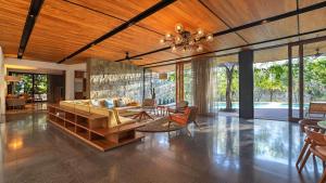 3BR Mid-Century Villa Pool & Yoga Deck Canggu