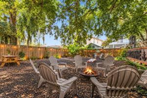 Charming Upstairs Stay near Old Town