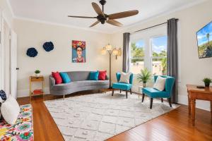 Charming Upstairs Stay near Old Town