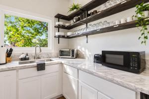 Charming Upstairs Stay near Old Town