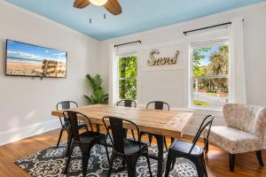 Charming Upstairs Stay near Old Town