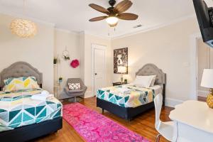 Charming Upstairs Stay near Old Town