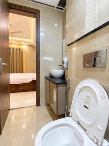 Alpha Stays - 1BHK Service Apartment Near Artemis Hospital Gurgaon - Manage by Revemaster