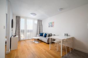 Park Mirowski Skyline Apartment by BookingHost