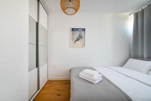 Park Mirowski Skyline Apartment by BookingHost