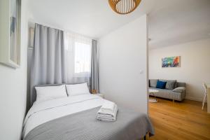 Park Mirowski Skyline Apartment by BookingHost