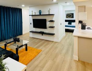 Renovated 2BR LV Strip Condo Pool Gym Jacuzzi