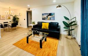 Renovated 2BR LV Strip Condo Pool Gym Jacuzzi