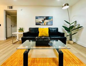 Renovated 2BR LV Strip Condo Pool Gym Jacuzzi