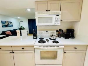 Renovated 2BR LV Strip Condo Pool Gym Jacuzzi