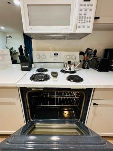 Renovated 2BR LV Strip Condo Pool Gym Jacuzzi