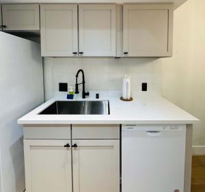 Renovated 2BR LV Strip Condo Pool Gym Jacuzzi