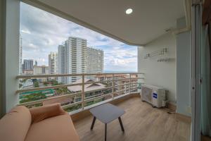 Jomtien Oceanview Studio at View Talay5 and Big Pool