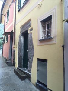 5 Lands Yellow Cottage