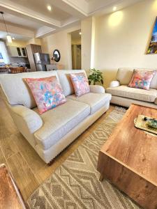 stunning two bedroom apartment with ample parking space , heated swimming pool fully equipped gym and amazing city views